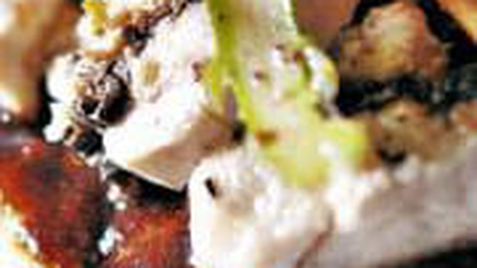 Volaille farcie aux champignons, polenta crémeuse et coulis de fruits rouges
