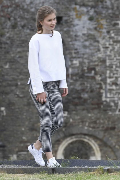 Élisabeth de Belgique en sweat blanc et pantalon vichy
