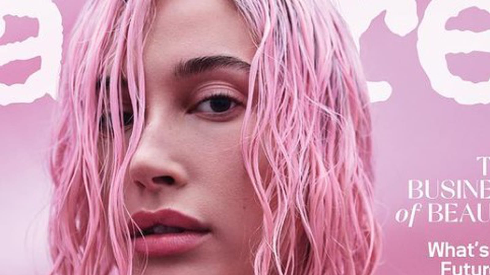 Hailey Bieber et sa coloration rose 