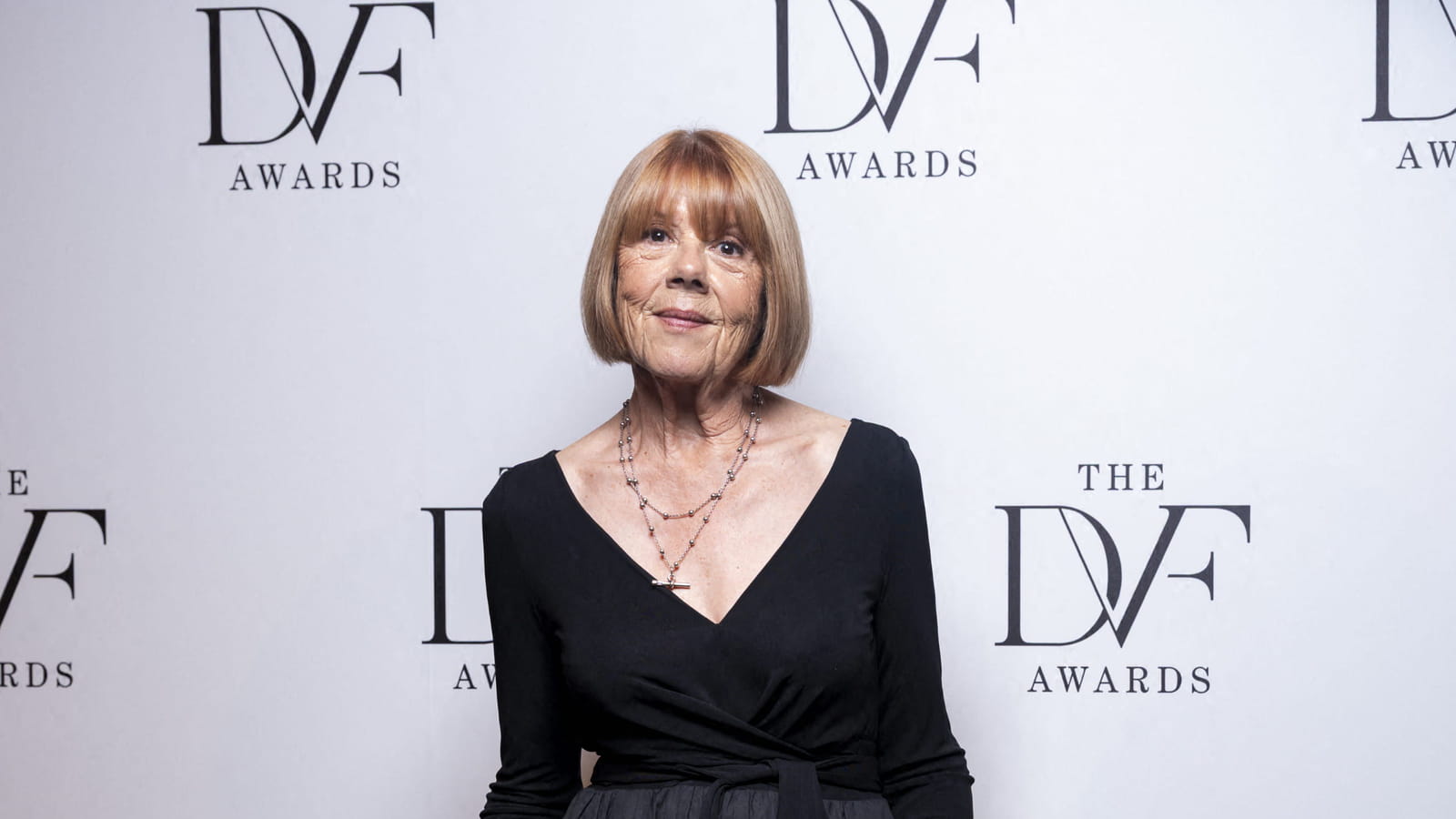 À cette soirée, Gisèle Pelicot opte pour une robe noire intemporelle, Chloé Jouannet associe jean large et blouson en cuir dans un look facile à copier