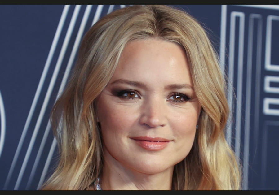 Le regard charbonneux de Virginie Efira