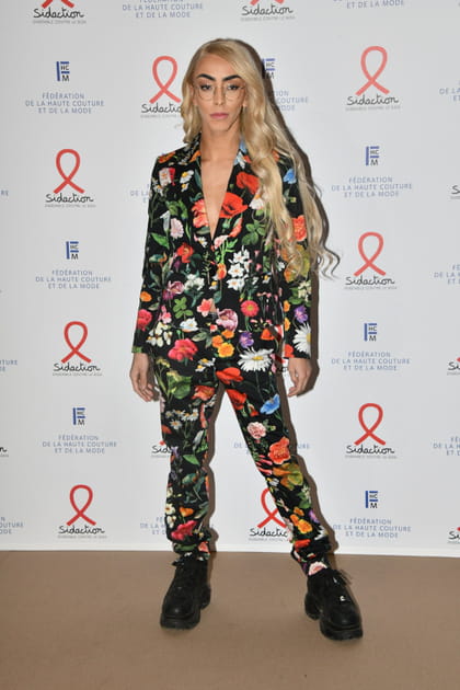 Bilal Hassani en ensemble fleuri