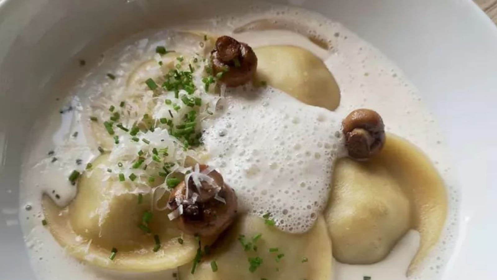 Ravioles champignons, saucisse fumée, mascarpone et sauce crémeuse