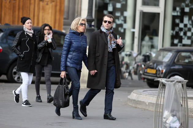 Main dans la main dans les rues de Paris