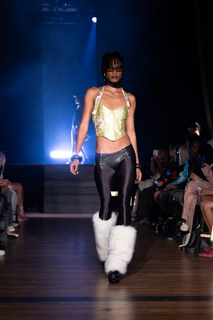 Top dor&eacute;, boots fourr&eacute;es et legging taille basse aper&ccedil;us sur le d&eacute;fil&eacute; Kim Shui