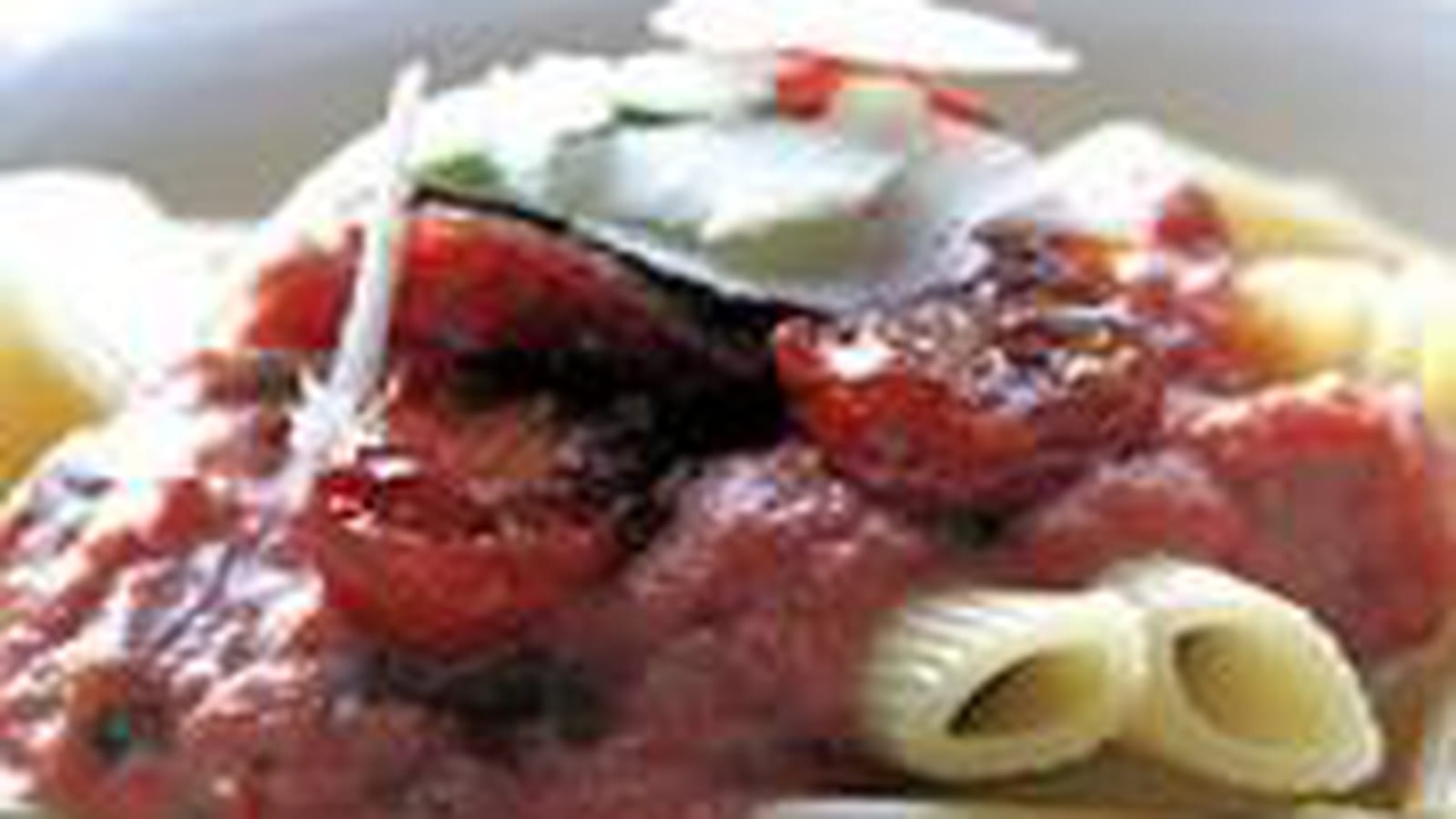 Pâtes tièdes aux tomates cerise et aux câpres