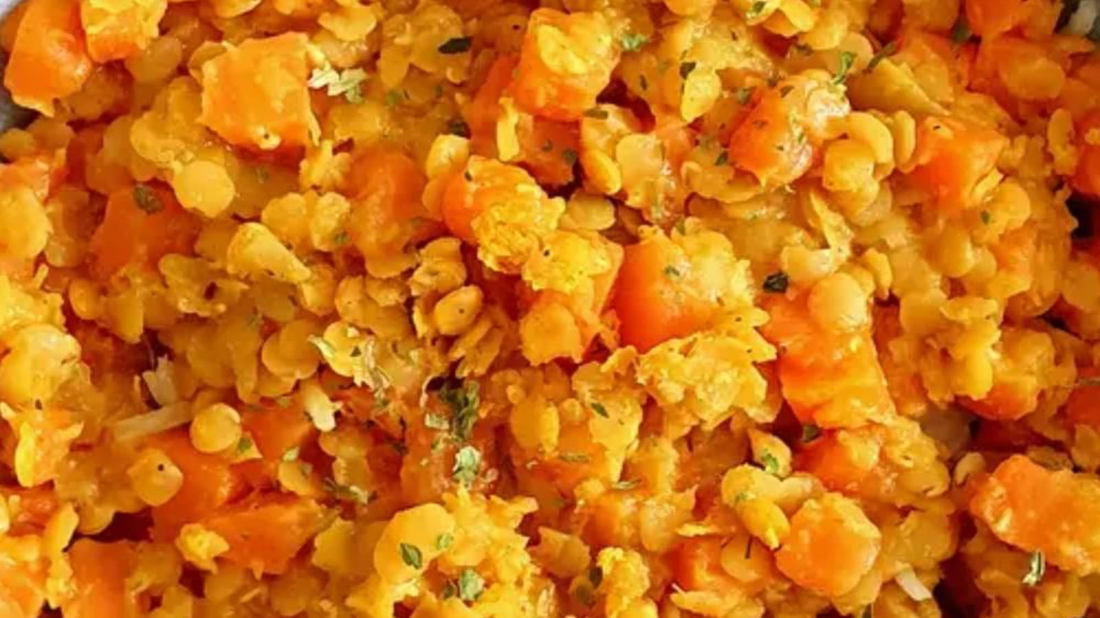 Dhal de lentilles corail, carottes et lait de coco
