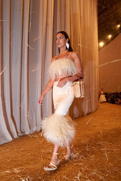 Irina Shayk en robe blanche au défilé Jacquemus "Le Raphia"