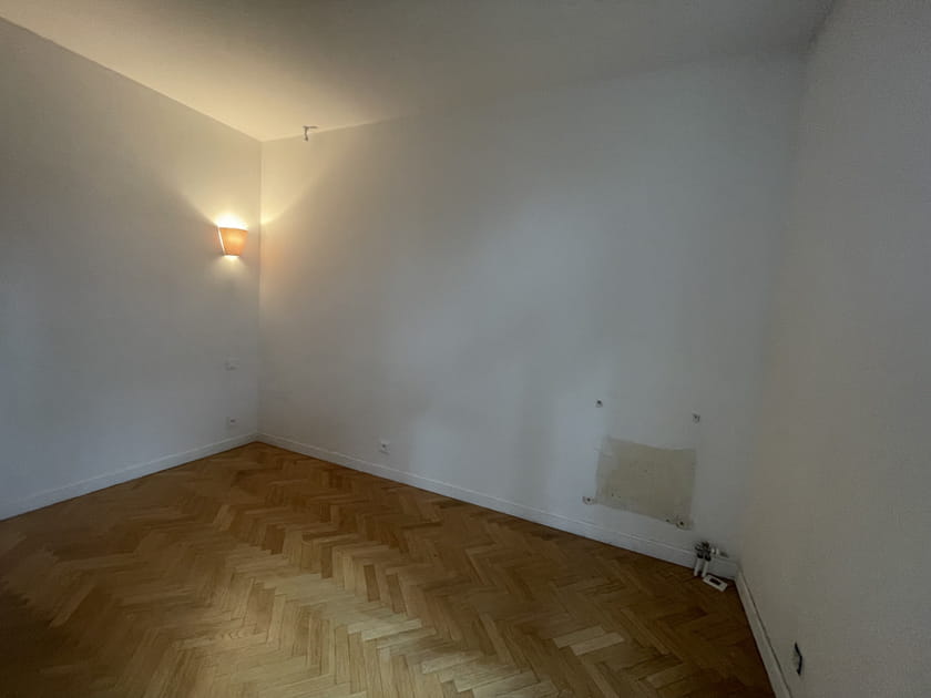 Avant&nbsp;: un mur laiss&eacute; vide c&ocirc;t&eacute; chambre