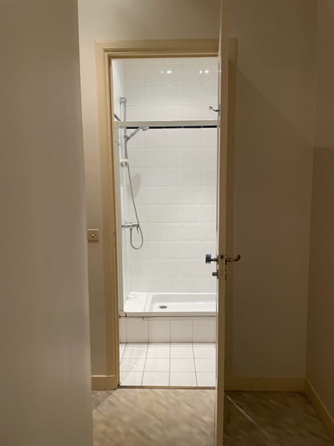 Avant&nbsp;: une salle d'eau tr&egrave;s rudimentaire