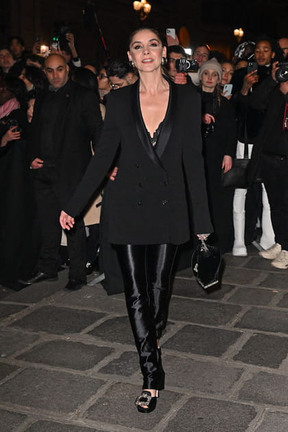 Clotilde Courau en soutien-gorge en dentelle et pantalon satiné