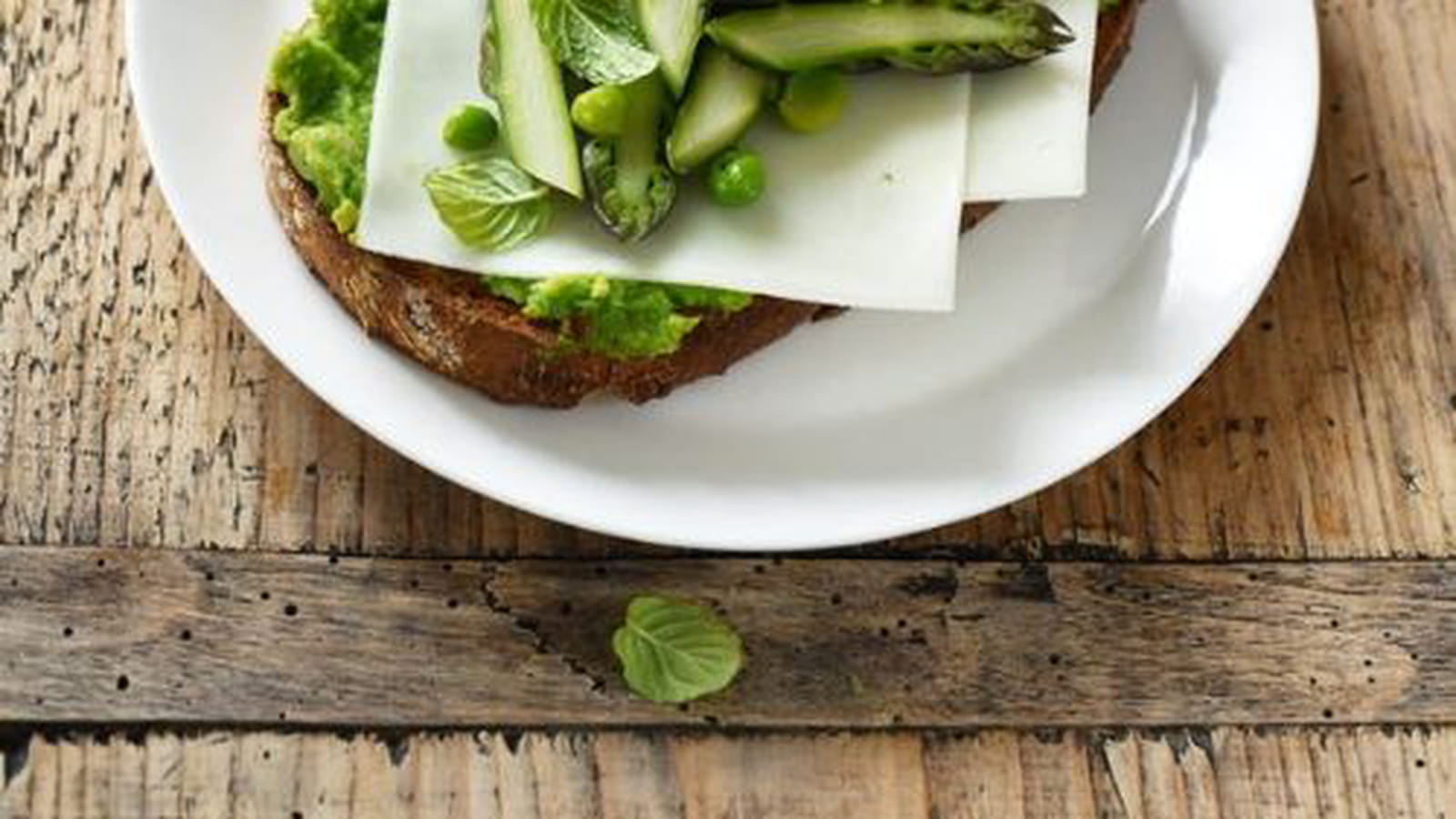 Tartines aux tranches de brebis Lou Pérac, asperges et crème de petits pois
