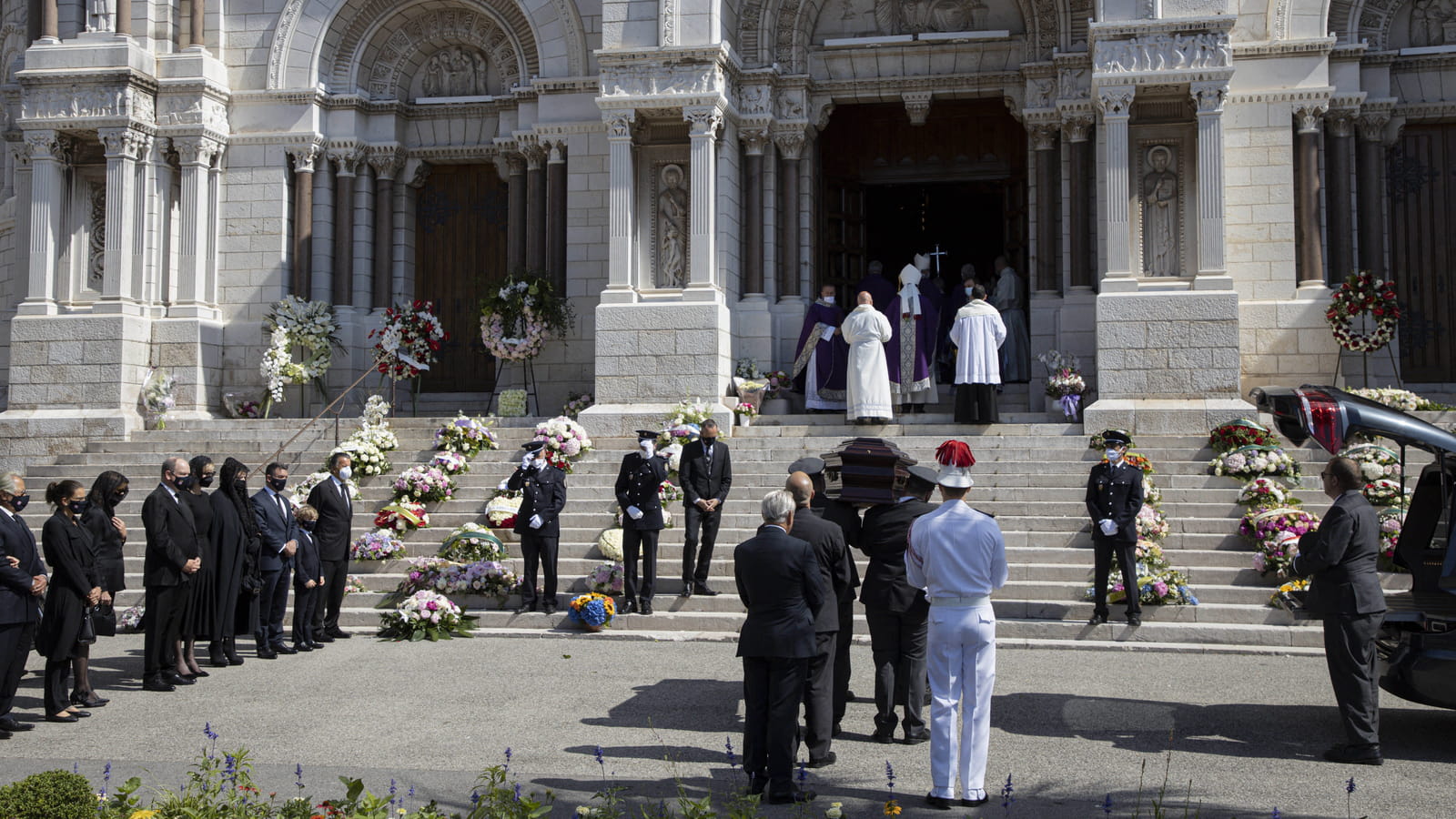 Les proches réunis devant la cathédrale pour faire leurs adieux