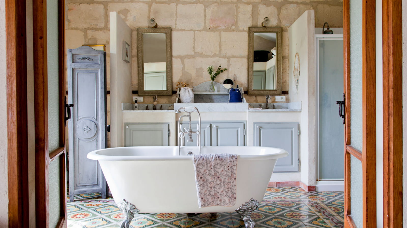 Salle de bains aux accents anciens