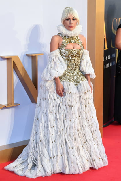 Lady Gaga en robe bi-matière blanc et doré à col froufrous Alexander McQueen