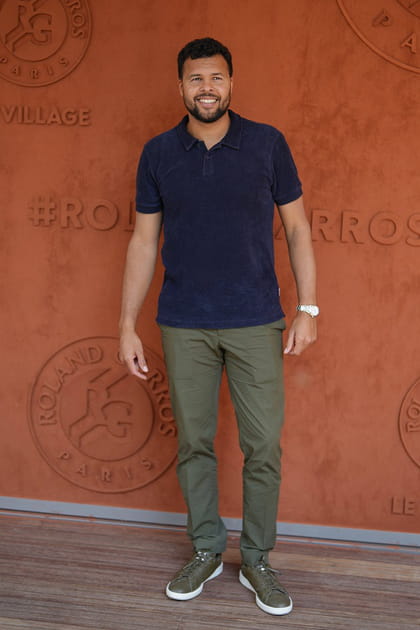 Jo-Wilfried Tsonga en polo marine et pantalon kaki