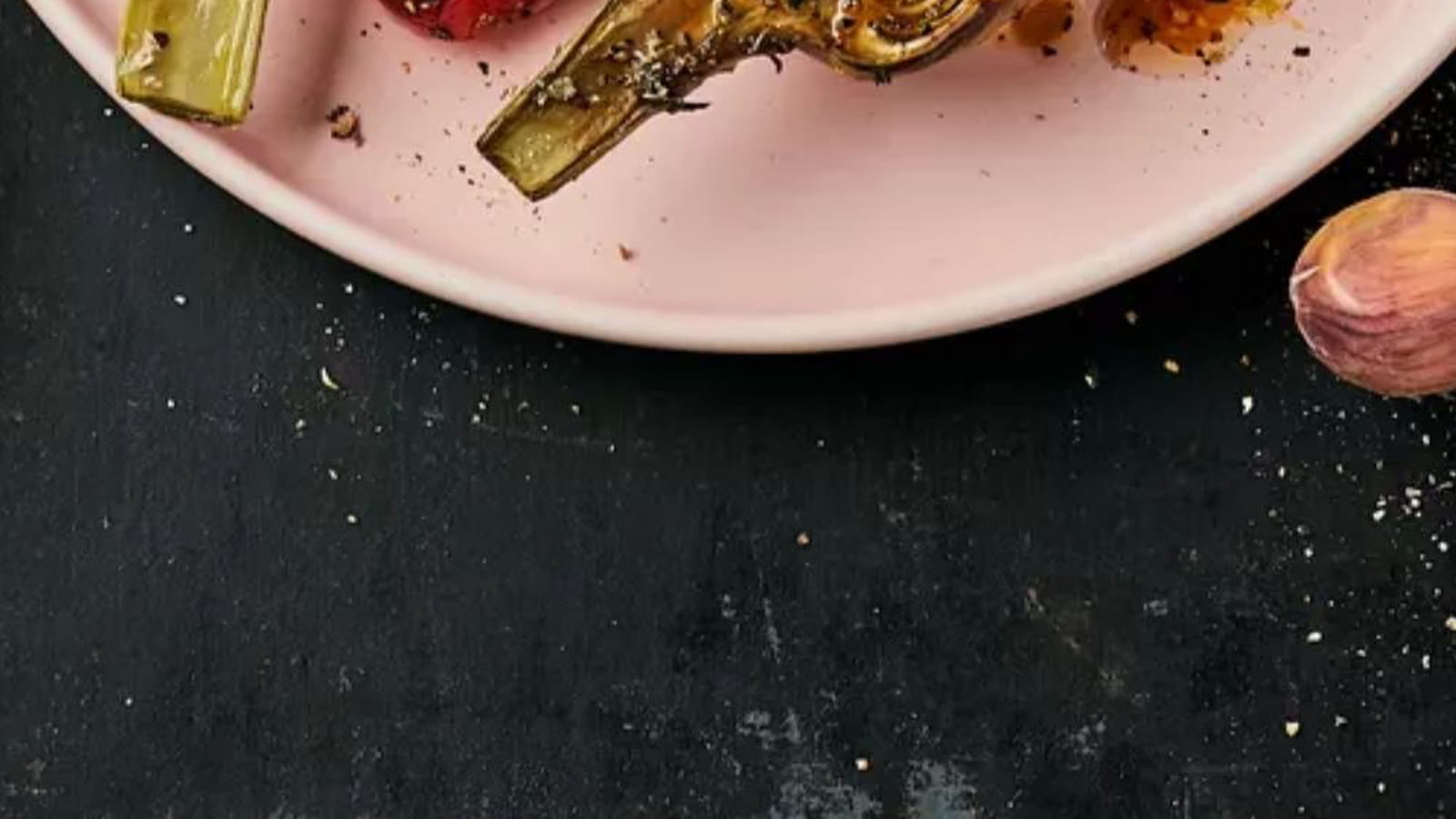 Tranche de gigot d’agneau grillée au citron et artichauts rôtis