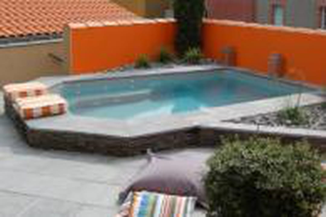 Une mini-piscine design pour embellir un petit espace