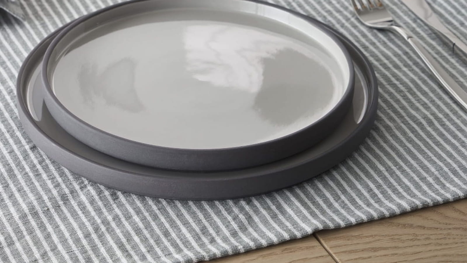 Assiette à rebord