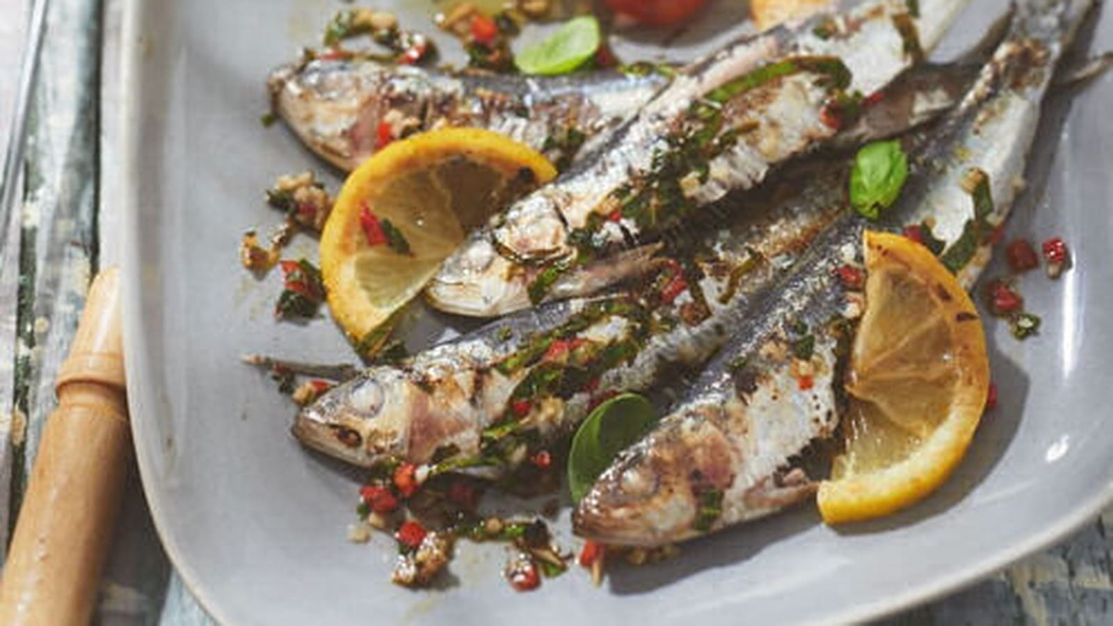 Assiette de sardines et petites tomates