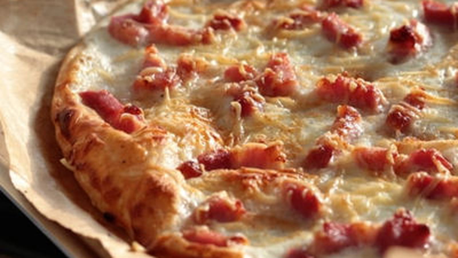 Tarte fine rapide aux lardons, fromage blanc et gruyère