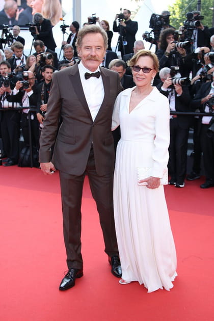 Bryan Cranston en costume de laine marron Dior et Robin Dearden en robe blanche &eacute;vas&eacute;e