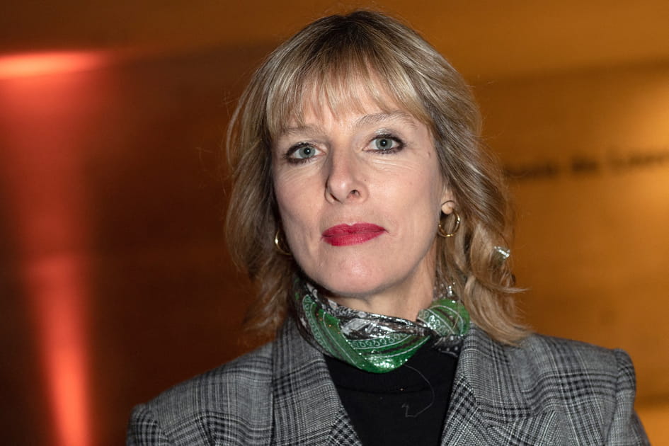 Les cheveux boucl&eacute;s avec frange droite de Karin Viard