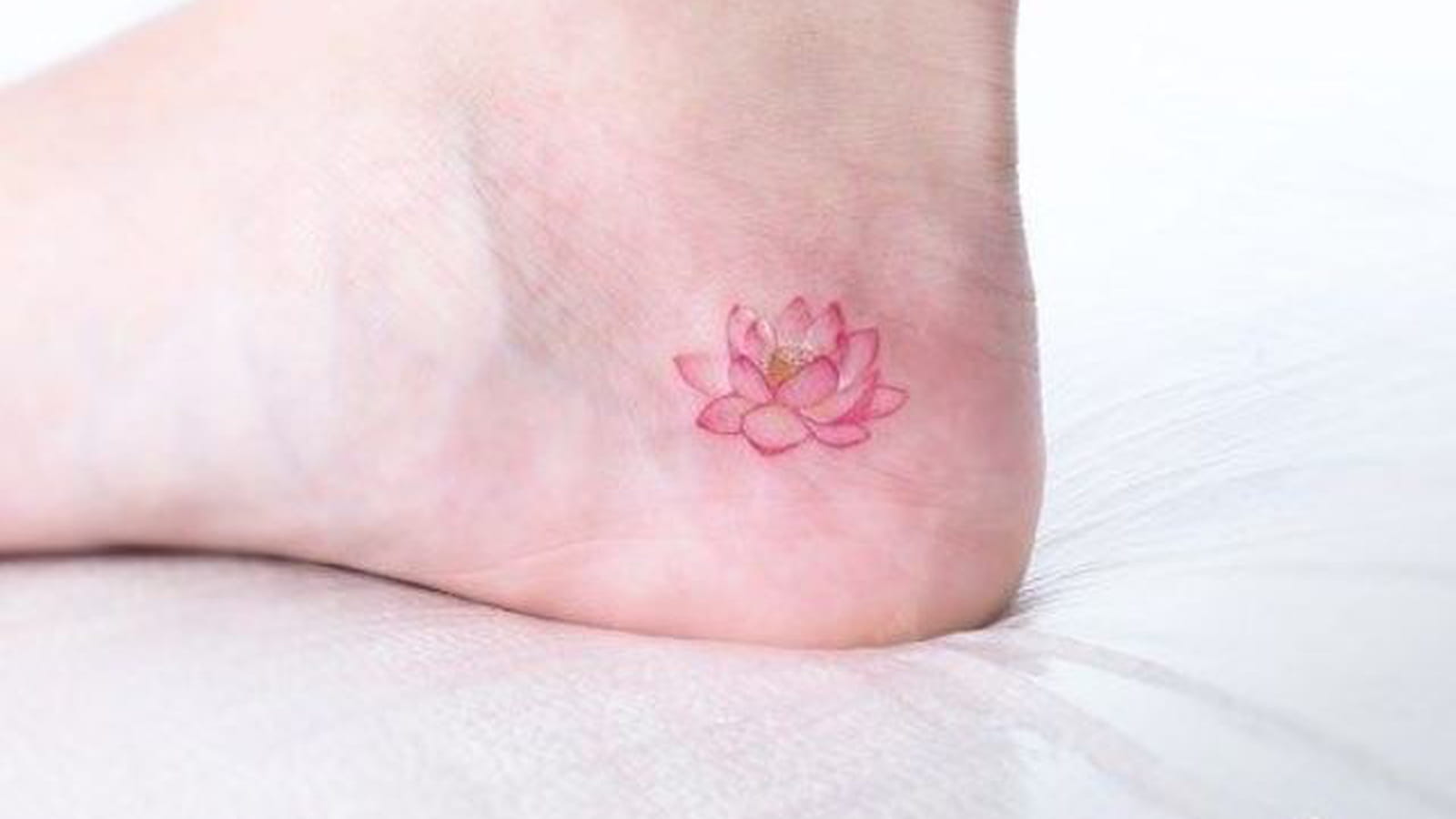 Fleur de lotus délicate sur le talon