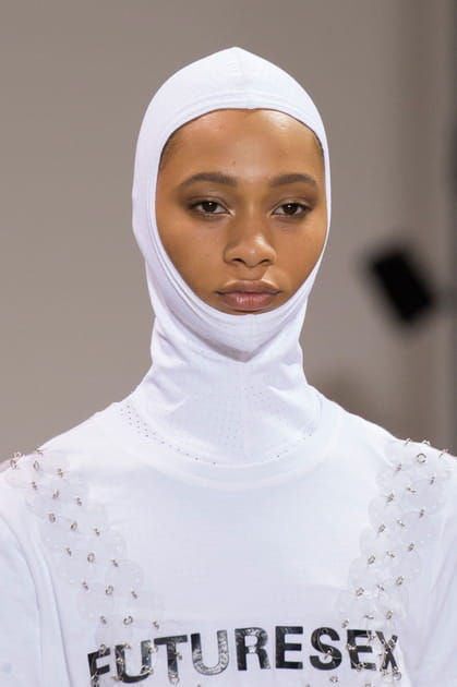 Le v&ecirc;tement cagoule du d&eacute;fil&eacute; Paco Rabanne