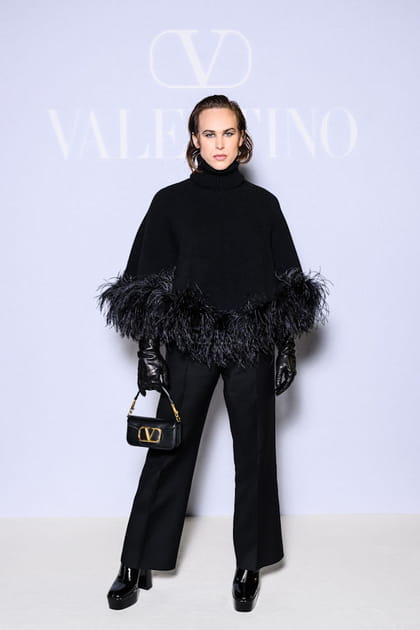 Tommy Dorfman en poncho noir &agrave; col roul&eacute; et manches &agrave; plumes au d&eacute;fil&eacute; Valentino