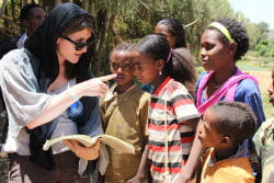 marie entourée d'enfants dans la vallée du tigré. 