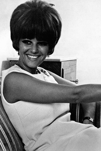 Claudia Cardinale en robe trois trous