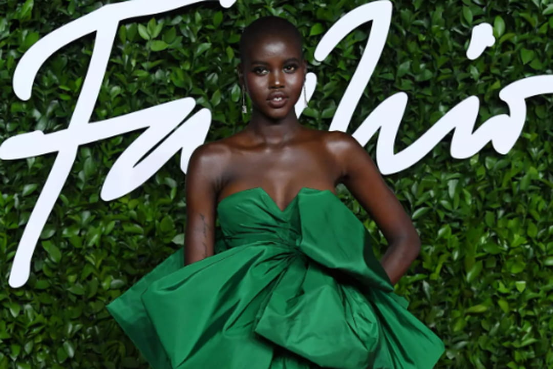 Adut Akech en robe Valentino