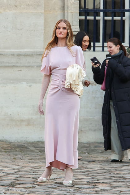 Rosie Huntington-Whiteley en robe l&eacute;g&egrave;re rose et sac &agrave; main cr&egrave;me &agrave; franges au d&eacute;fil&eacute; Victoria Beckham