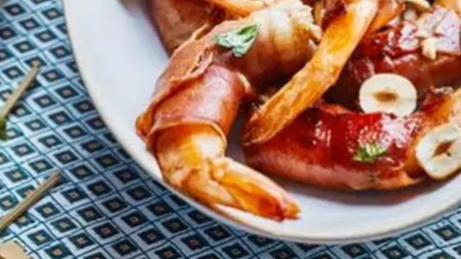 Roulés de gambas au serrano, sauce vierge tomate séchée