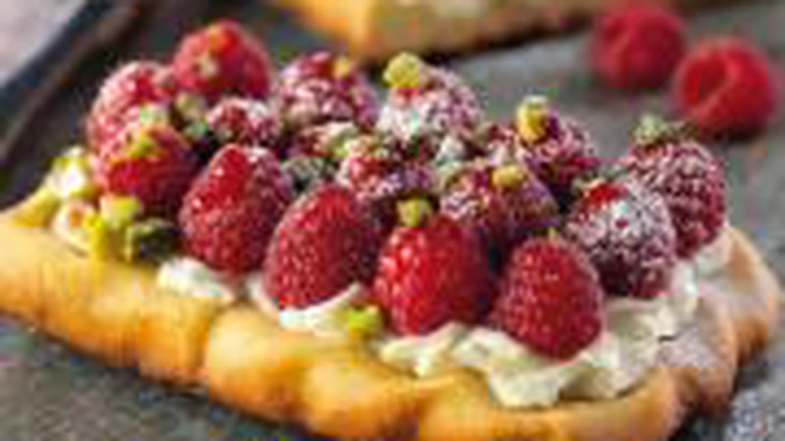 Tarte au mascarpone et aux framboises, coulis de fruits au vinaigre balsamique