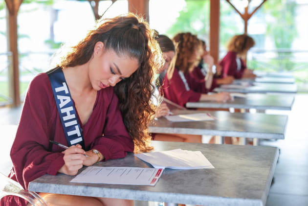 Miss Tahiti concentrée pendant le test de culture générale du concours Miss France 2026
