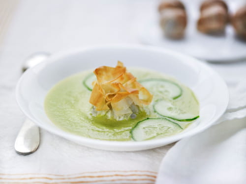 Soupe de concombre au beurre d'ail et aumônières d'escargots