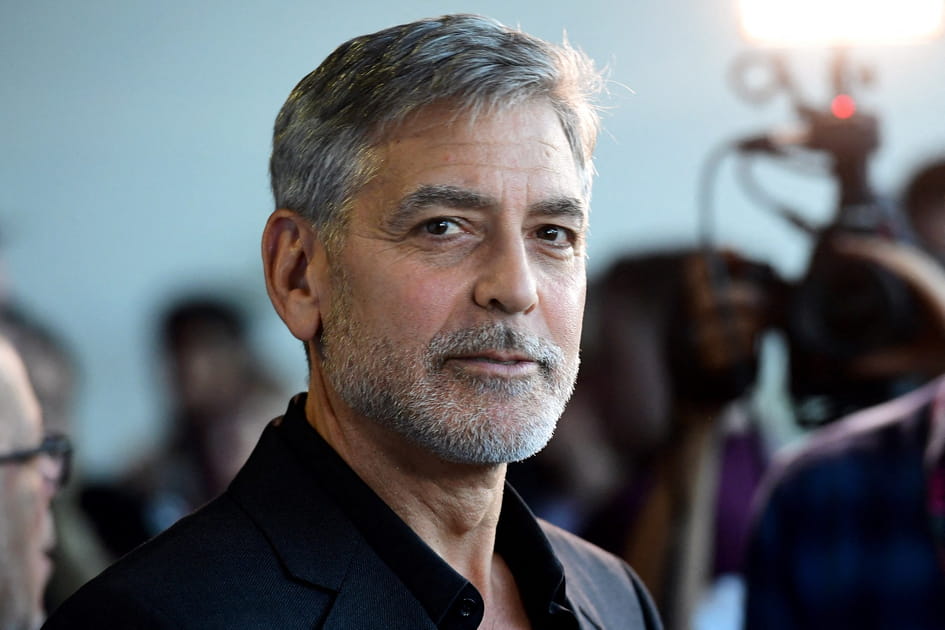 Les cheveux courts gris de George Clooney