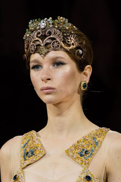 Les bijoux de t&ecirc;te du d&eacute;fil&eacute; Guo Pei