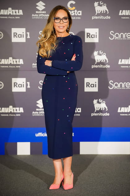 Apr&egrave;s&nbsp;: Ornella Muti &agrave; 66&nbsp;ans en robe mi-longue bleu marine et escarpins roses