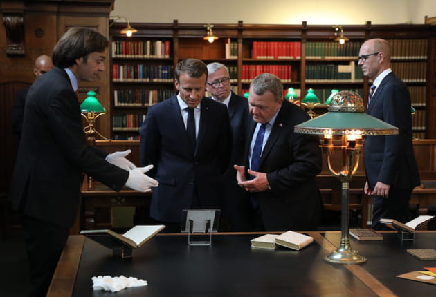 Devant un manuscrit du philosophe S&oslash;ren Kierkegaard