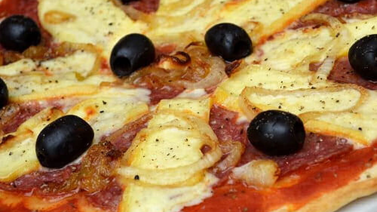 Pizza au Reblochon, salami rosette et oignons grillés