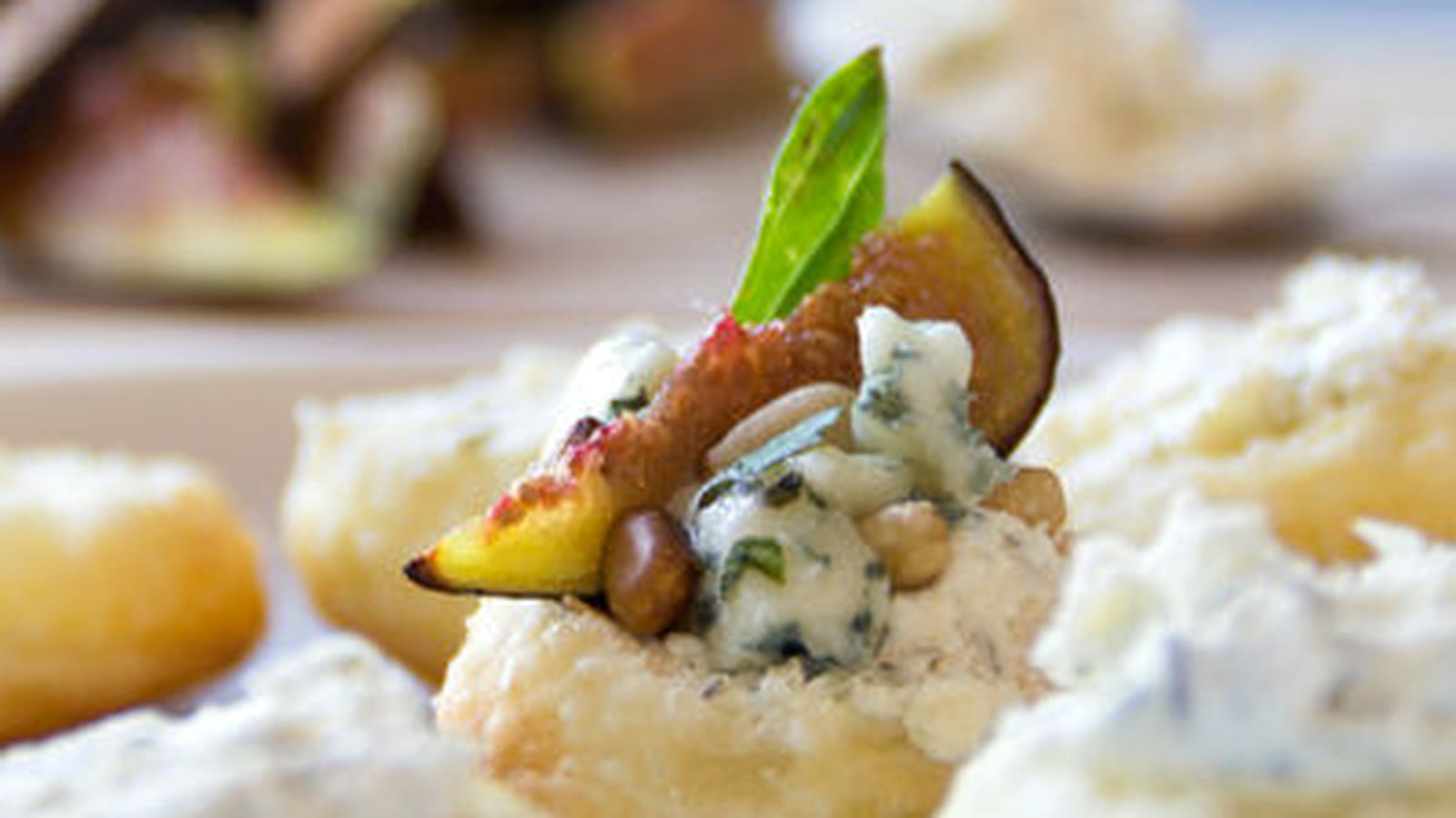 Feuilletés de figues rôties, roquefort et basilic