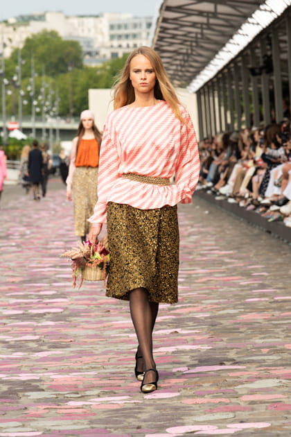 Top à rayure ceinturée, jupe en tweed et panier fleuri aperçus sur le défilé Chanel haute couture