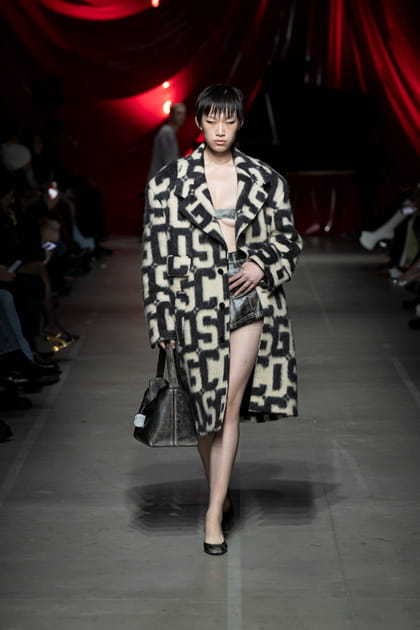 Lingerie et manteau oversize &agrave; logo aper&ccedil;us sur le d&eacute;fil&eacute; GCDS