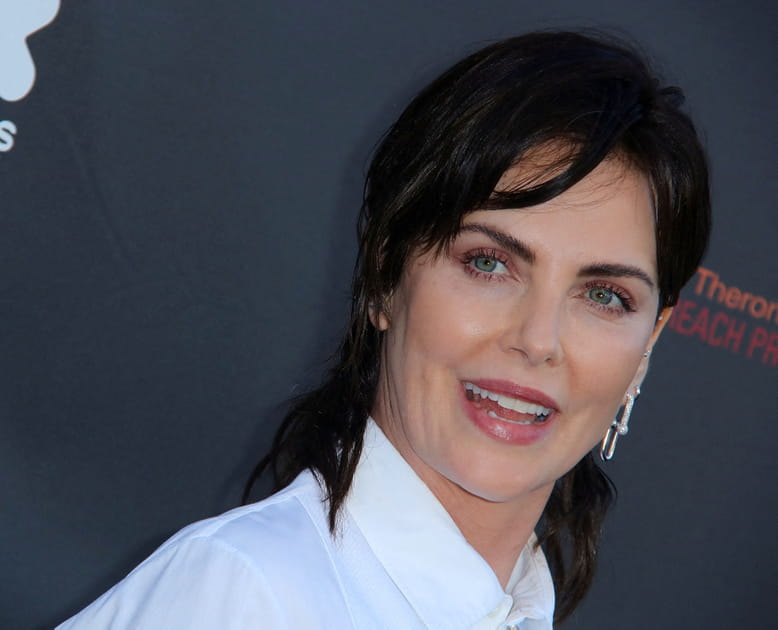 Le sourire ultra align&eacute; de Charlize Theron