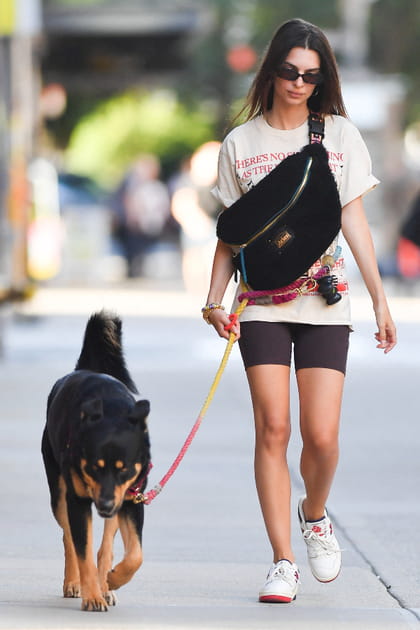 Emily Ratajkowski en cycliste marron et banane noire XXL en cross body