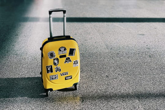 Pour r&eacute;cup&eacute;rer sa valise avant les autres, il faut mettre cet autocollant gratuit d&eacute;voile un employ&eacute; d'a&eacute;roport