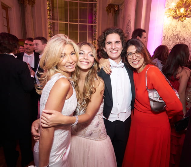 Nathalie Tardivel Belmondo, sa fille Stella Belmondo et son cavalier Gaspard Gu&eacute;rin et sa m&egrave;re &Eacute;milie Le Gall